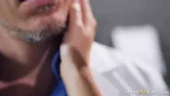 Riley Reid Is A Big Fan Of Anal Sex!