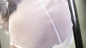 Ariella Ferrera Cools Off Her Hot Sexy Body!