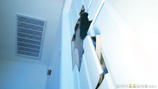 Bonnie Rotten Takes An Ass Fucking Through A Home Made Glory Hole!