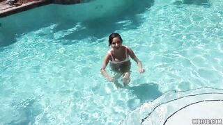 Ashley Sinclair Shows Off Her Body In A Pool And Sucks His Cock!