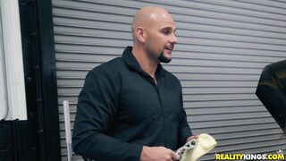 Cassidy Banks Pays For An Oil Change With Her Pussy!