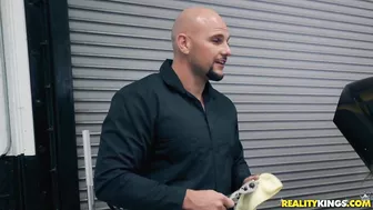 Cassidy Banks Pays For An Oil Change With Her Pussy!