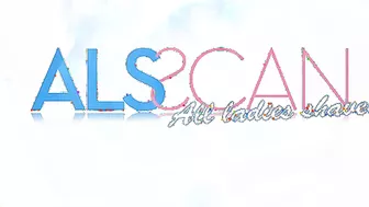 Franziska Facella And Sara James Making Out While Taking A Bath!