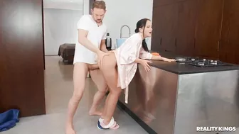 Jennifer Mendez Gets Caught With A Camel Toe!