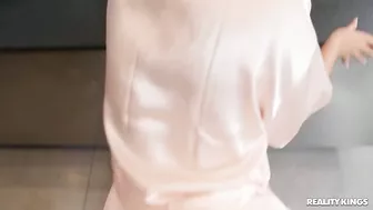 Jennifer Mendez Gets Caught With A Camel Toe!