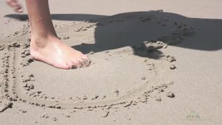 Alexis Adams Flashes Her Pussy At The Beach!