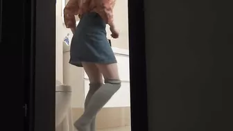 Cute Brunettes' Date Cum's On Her Pussy!