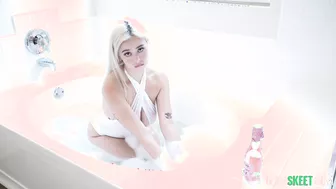 Teen Curves Brings Us Chloe Surreal Masturbating In A Bathtub!