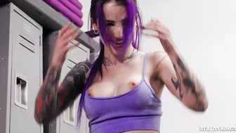 Sadie Pop And Valerica Steele In "Gloves Off She Wants Your Box"!