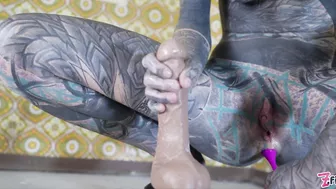 Anuskatzz Puts A Dildo In Her Asshole!