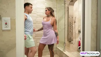 Stephanie Love And Johnny Love Are Fucking In The Shower!