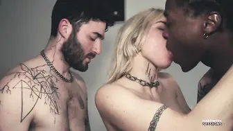 Kitti Toussik On A Couch For A Threesome!