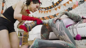 Anuskatzz And Stacy Bloom Anal Alien Dildo Play!