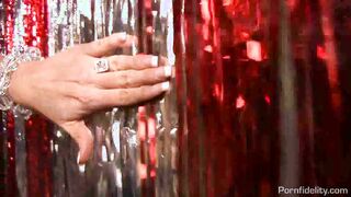 Samantha Ryan Hooks Up With Kelly Madison For A Valentine Threesome!